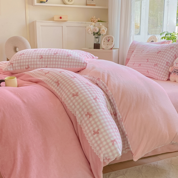 91家纺网 家纺一手货源 找家纺 豫见家纺 2025新款牛奶绒印花四件套 粉雾轻梦