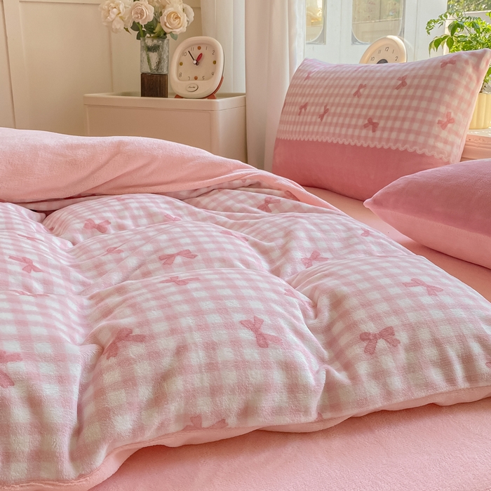 91家纺网 家纺一手货源 找家纺 豫见家纺 2025新款牛奶绒印花四件套 粉雾轻梦