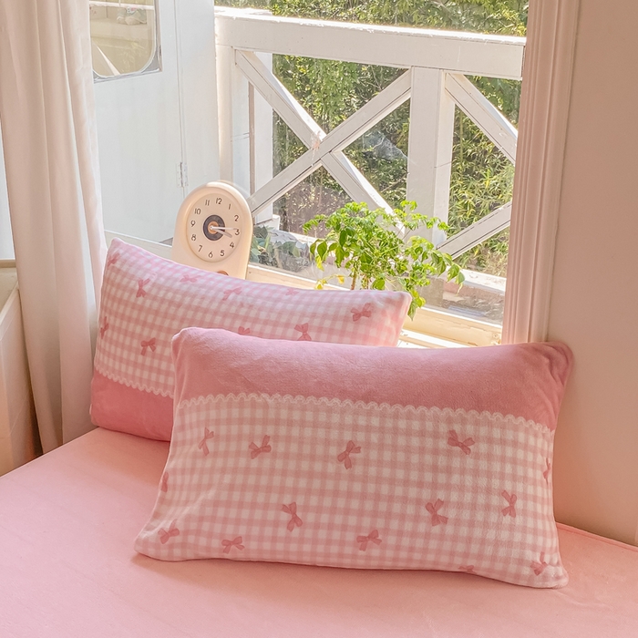 91家纺网 家纺一手货源 找家纺 豫见家纺 2025新款牛奶绒印花四件套 粉雾轻梦