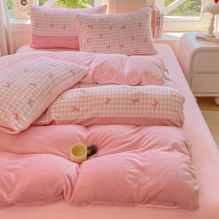 91家纺网 家纺一手货源 找家纺 豫见家纺 2025新款牛奶绒印花四件套 粉雾轻梦