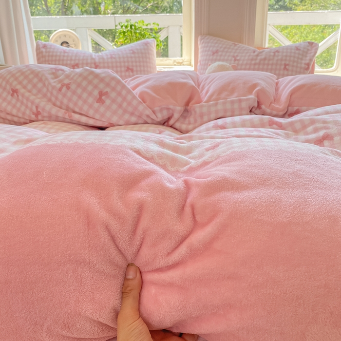 91家纺网 家纺一手货源 找家纺 豫见家纺 2025新款牛奶绒印花四件套 粉雾轻梦