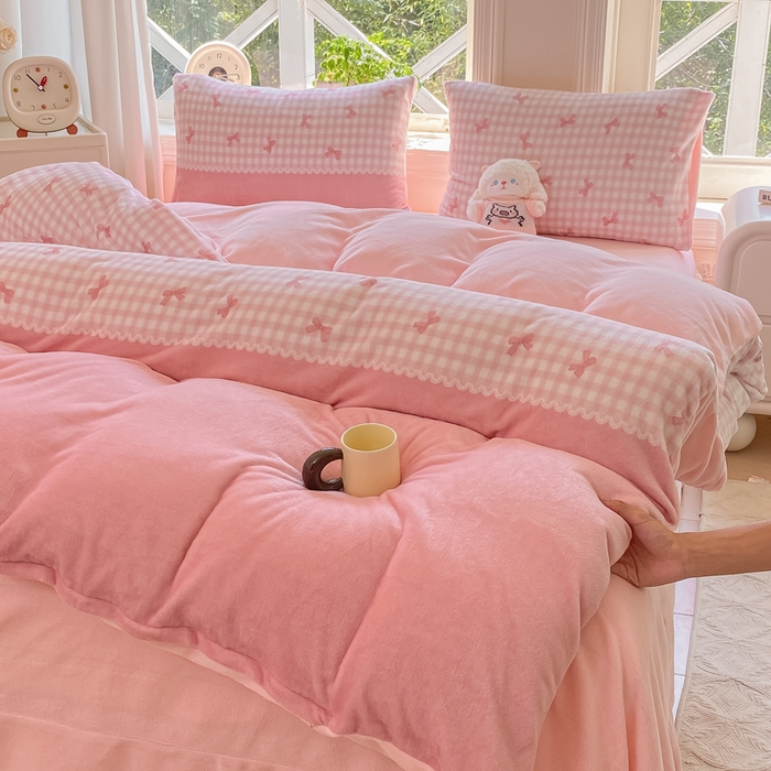 91家纺网 家纺一手货源 找家纺 豫见家纺 2025新款牛奶绒印花四件套 粉雾轻梦