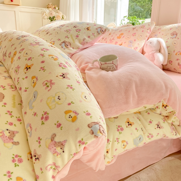 91家纺网 家纺一手货源 找家纺 豫见家纺 2025新款牛奶绒印花四件套 狗狗公园