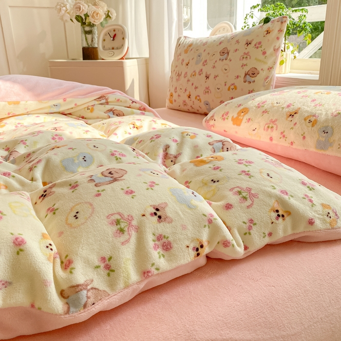 91家纺网 家纺一手货源 找家纺 豫见家纺 2025新款牛奶绒印花四件套 狗狗公园