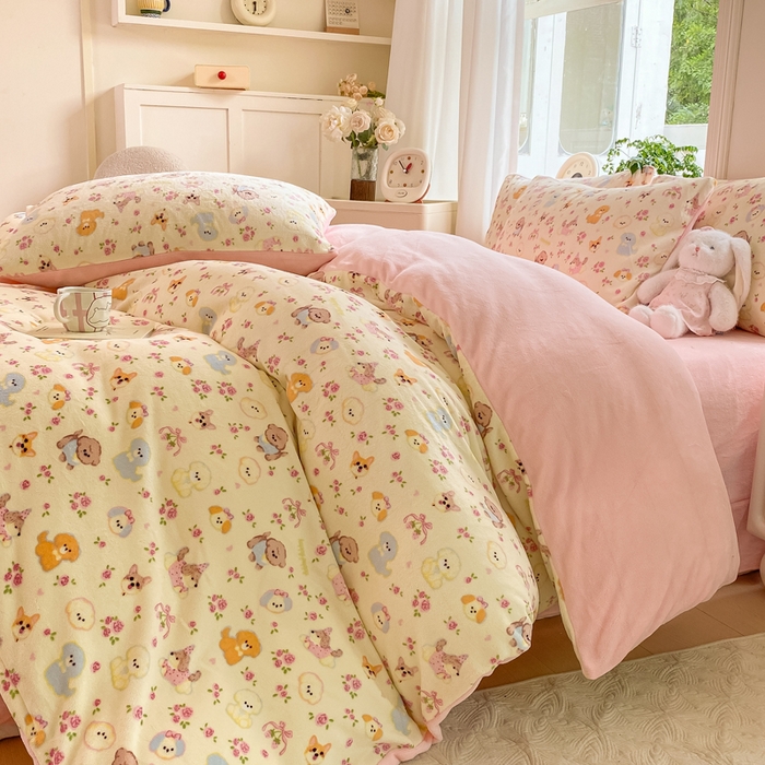 91家纺网 家纺一手货源 找家纺 豫见家纺 2025新款牛奶绒印花四件套 狗狗公园