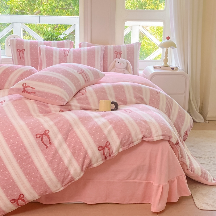 91家纺网 家纺一手货源 找家纺 豫见家纺 2025新款牛奶绒印花四件套 红丝带