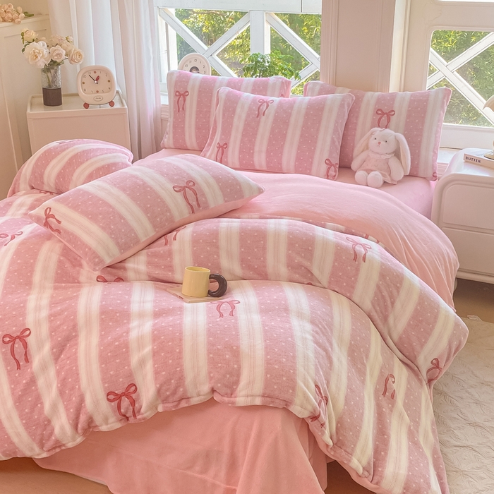 91家纺网 家纺一手货源 找家纺 豫见家纺 2025新款牛奶绒印花四件套 红丝带