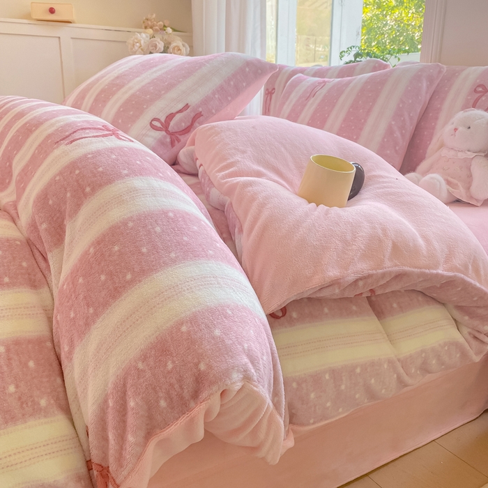 91家纺网 家纺一手货源 找家纺 豫见家纺 2025新款牛奶绒印花四件套 红丝带