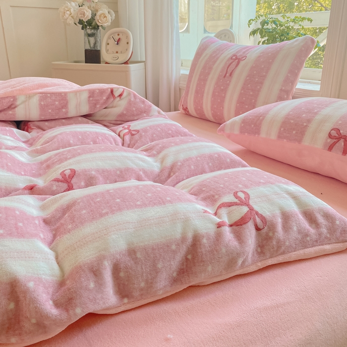 91家纺网 家纺一手货源 找家纺 豫见家纺 2025新款牛奶绒印花四件套 红丝带