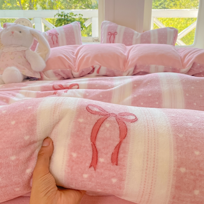 91家纺网 家纺一手货源 找家纺 豫见家纺 2025新款牛奶绒印花四件套 红丝带