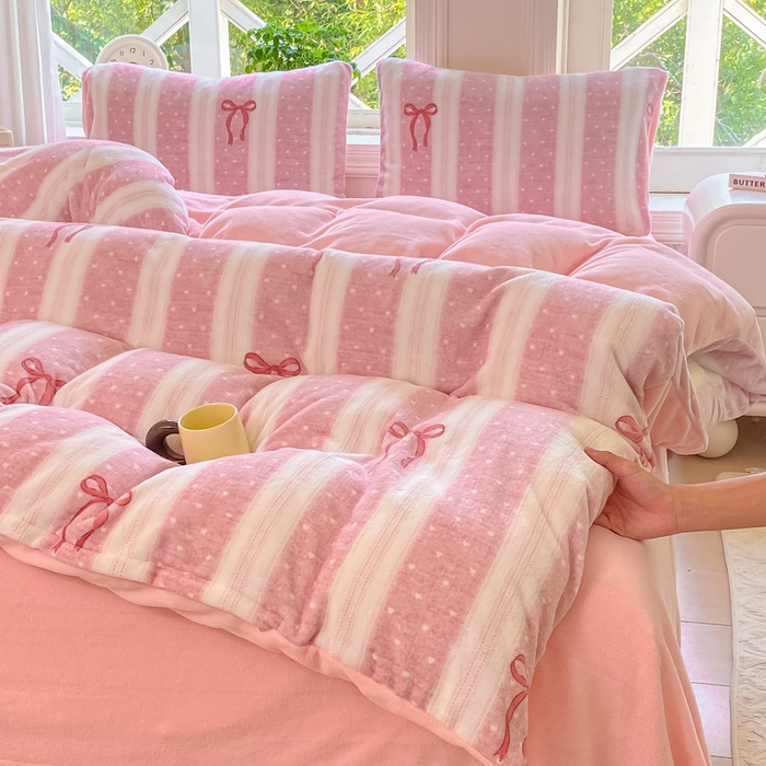 91家纺网 家纺一手货源 找家纺 豫见家纺 2025新款牛奶绒印花四件套 红丝带