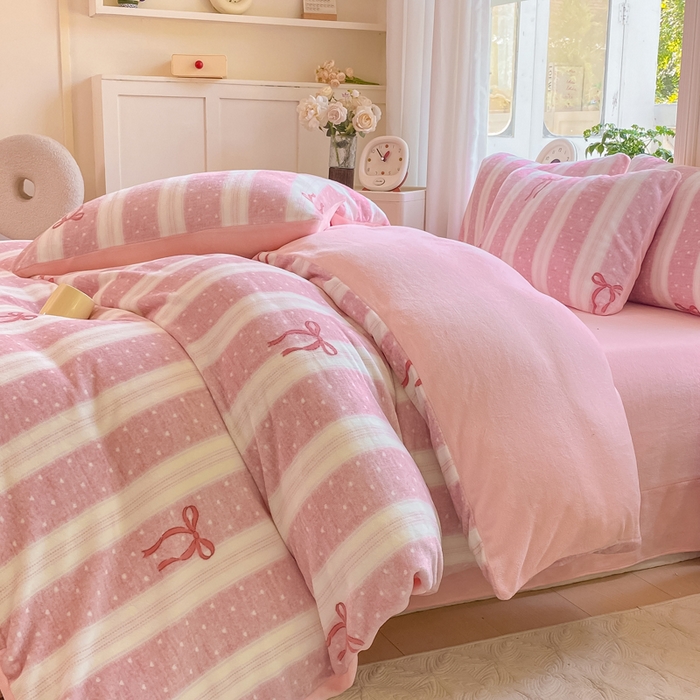 91家纺网 家纺一手货源 找家纺 豫见家纺 2025新款牛奶绒印花四件套 红丝带