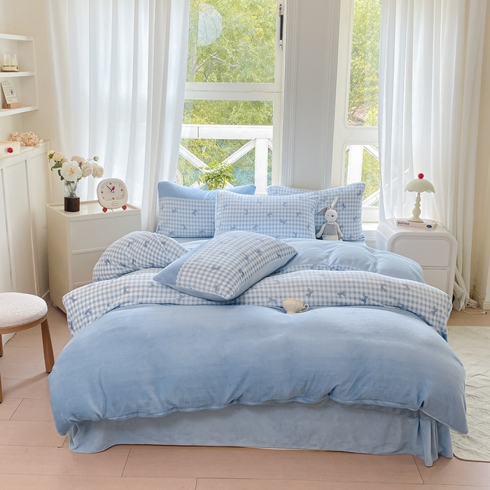 91家纺网 家纺一手货源 找家纺 豫见家纺 2025新款牛奶绒印花四件套 蓝格蝶韵