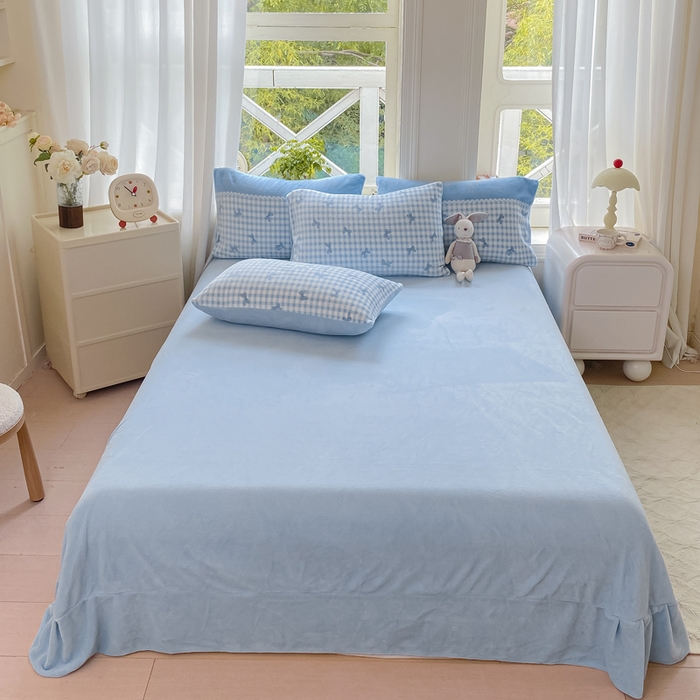 91家纺网 家纺一手货源 找家纺 豫见家纺 2025新款牛奶绒印花四件套 蓝格蝶韵