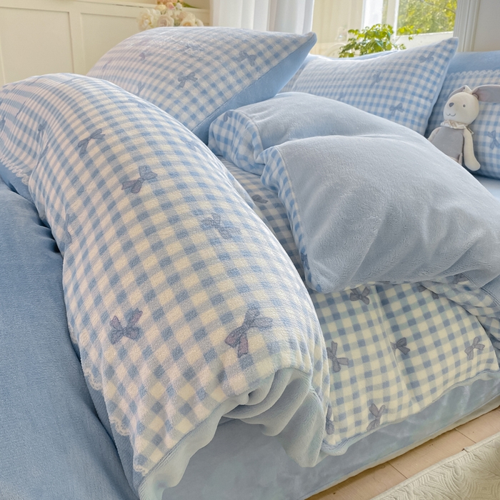 91家纺网 家纺一手货源 找家纺 豫见家纺 2025新款牛奶绒印花四件套 蓝格蝶韵