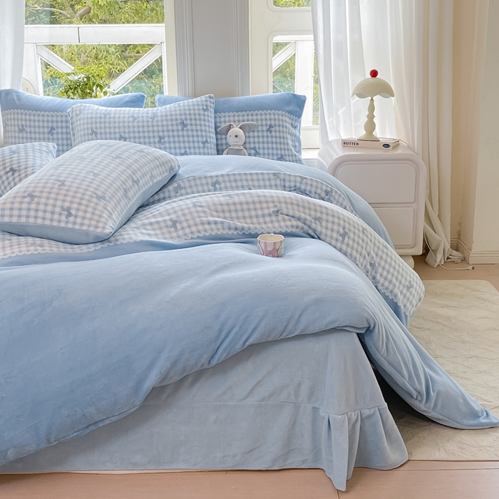 91家纺网 家纺一手货源 找家纺 豫见家纺 2025新款牛奶绒印花四件套 蓝格蝶韵