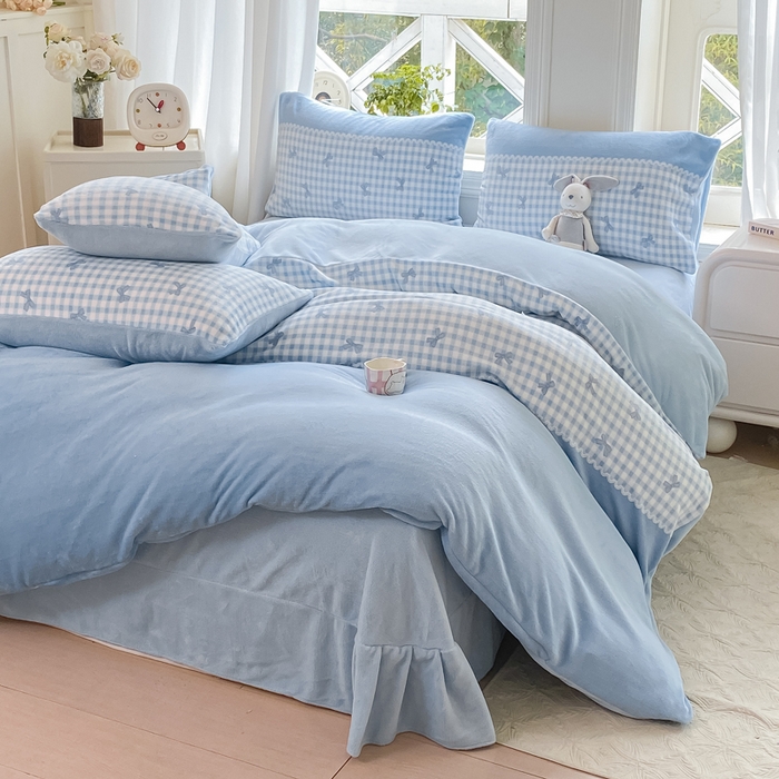 91家纺网 家纺一手货源 找家纺 豫见家纺 2025新款牛奶绒印花四件套 蓝格蝶韵