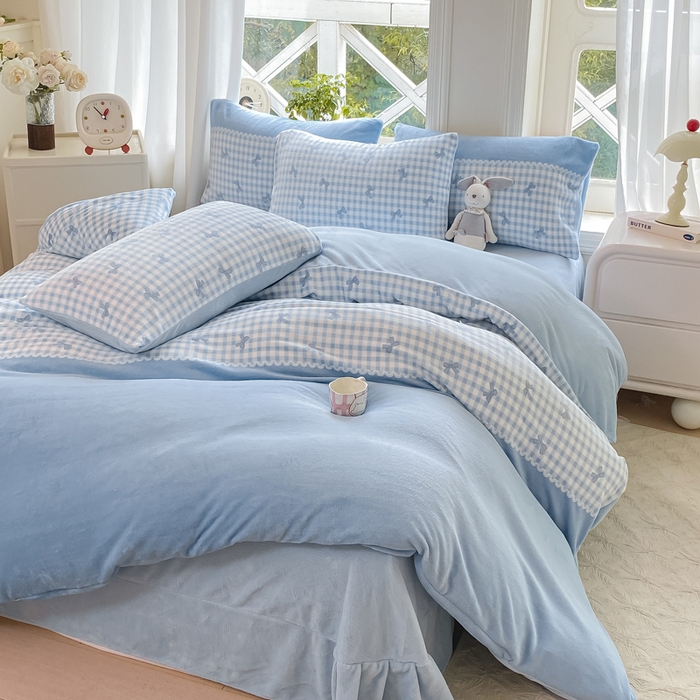 91家纺网 家纺一手货源 找家纺 豫见家纺 2025新款牛奶绒印花四件套 蓝格蝶韵