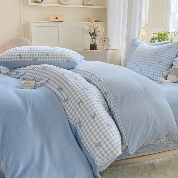 91家纺网 家纺一手货源 找家纺 豫见家纺 2025新款牛奶绒印花四件套 蓝格蝶韵