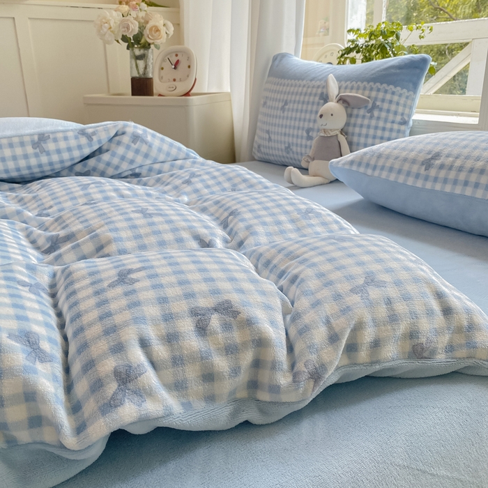 91家纺网 家纺一手货源 找家纺 豫见家纺 2025新款牛奶绒印花四件套 蓝格蝶韵