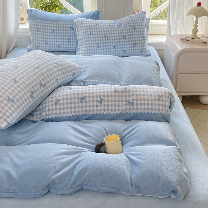 91家纺网 家纺一手货源 找家纺 豫见家纺 2025新款牛奶绒印花四件套 蓝格蝶韵