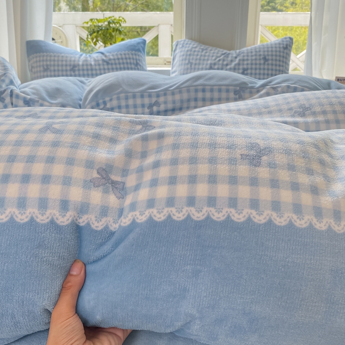 91家纺网 家纺一手货源 找家纺 豫见家纺 2025新款牛奶绒印花四件套 蓝格蝶韵