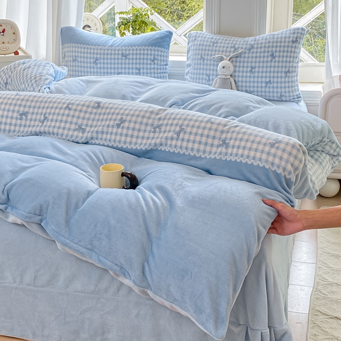 91家纺网 家纺一手货源 找家纺 豫见家纺 2025新款牛奶绒印花四件套 蓝格蝶韵