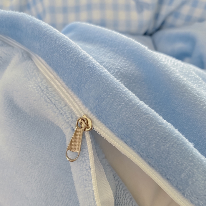 91家纺网 家纺一手货源 找家纺 豫见家纺 2025新款牛奶绒印花四件套 蓝格蝶韵