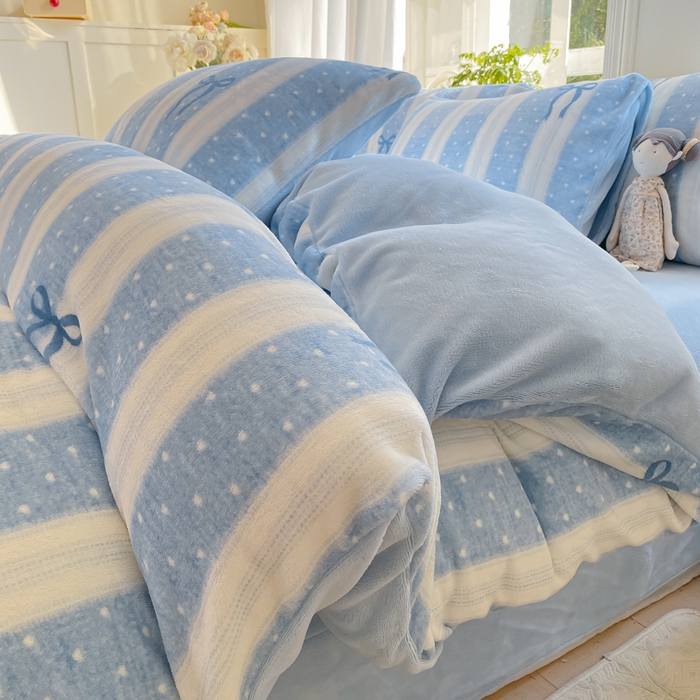 91家纺网 家纺一手货源 找家纺 豫见家纺 2025新款牛奶绒印花四件套 蓝丝带