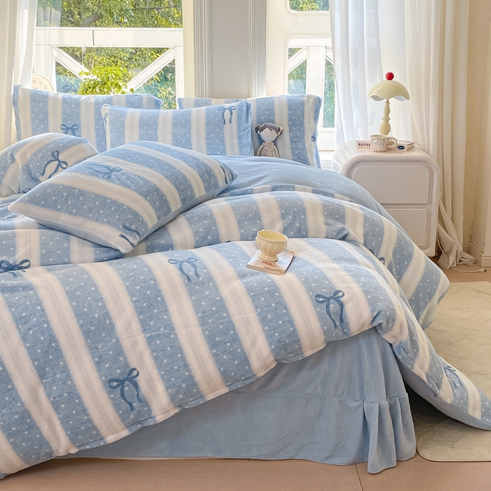 91家纺网 家纺一手货源 找家纺 豫见家纺 2025新款牛奶绒印花四件套 蓝丝带