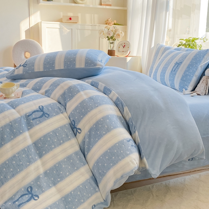 91家纺网 家纺一手货源 找家纺 豫见家纺 2025新款牛奶绒印花四件套 蓝丝带