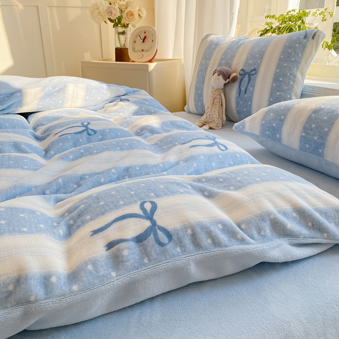 91家纺网 家纺一手货源 找家纺 豫见家纺 2025新款牛奶绒印花四件套 蓝丝带