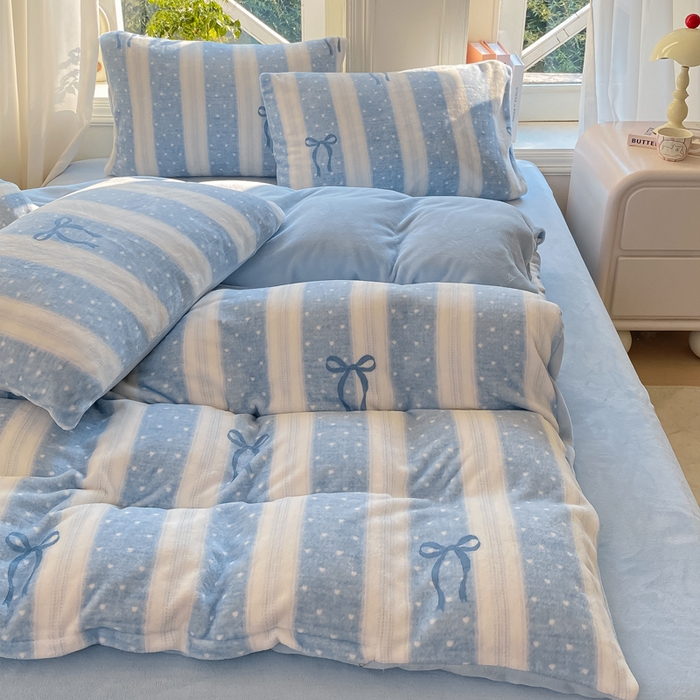 91家纺网 家纺一手货源 找家纺 豫见家纺 2025新款牛奶绒印花四件套 蓝丝带