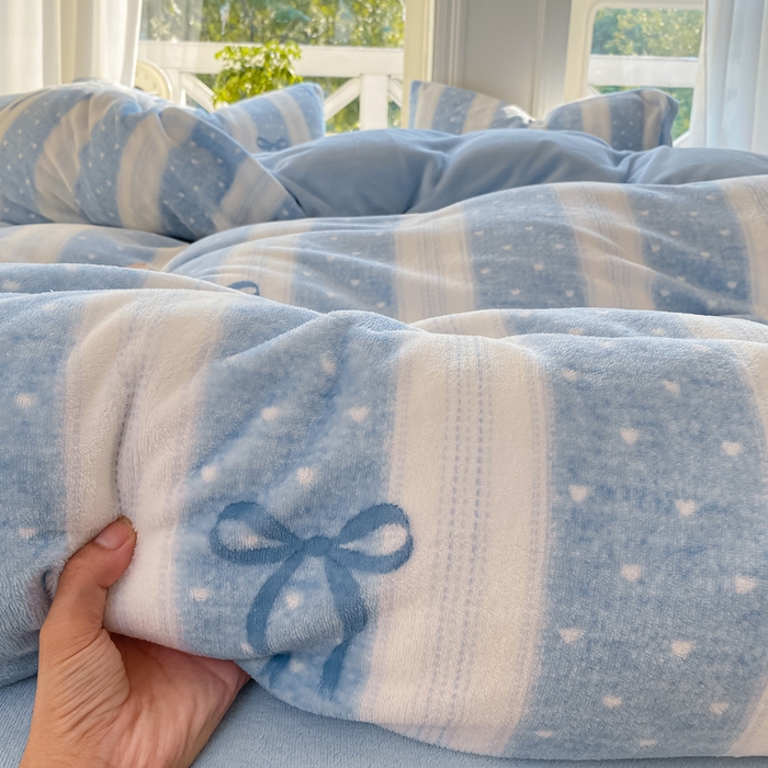 91家纺网 家纺一手货源 找家纺 豫见家纺 2025新款牛奶绒印花四件套 蓝丝带