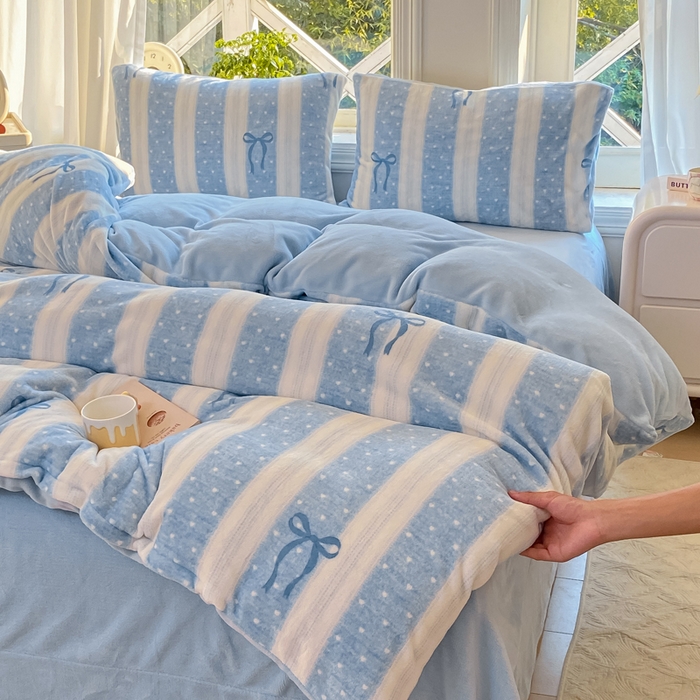 91家纺网 家纺一手货源 找家纺 豫见家纺 2025新款牛奶绒印花四件套 蓝丝带