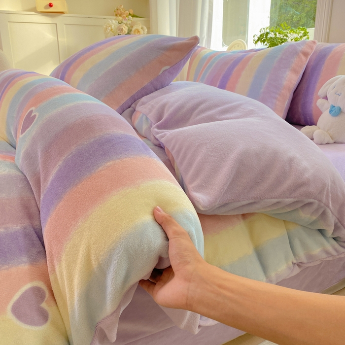 91家纺网 家纺一手货源 找家纺 豫见家纺 2025新款牛奶绒印花四件套 浪漫邂逅