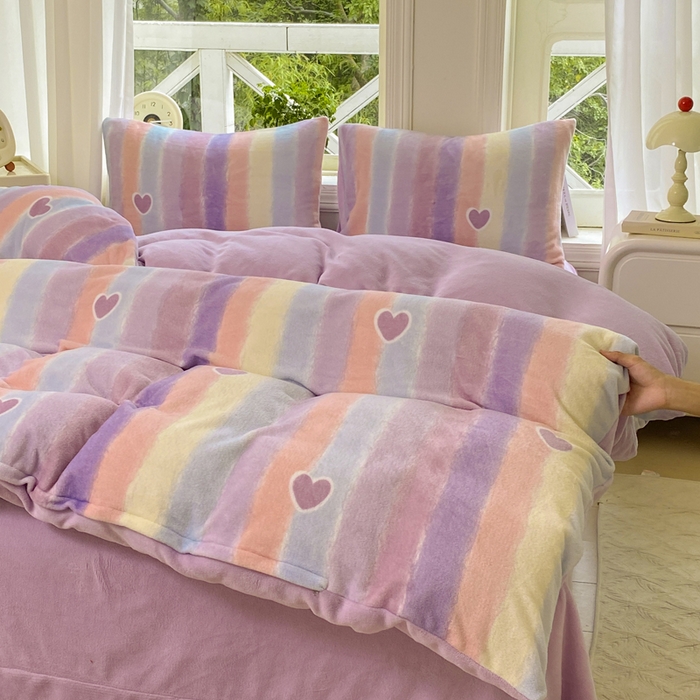 91家纺网 家纺一手货源 找家纺 豫见家纺 2025新款牛奶绒印花四件套 浪漫邂逅