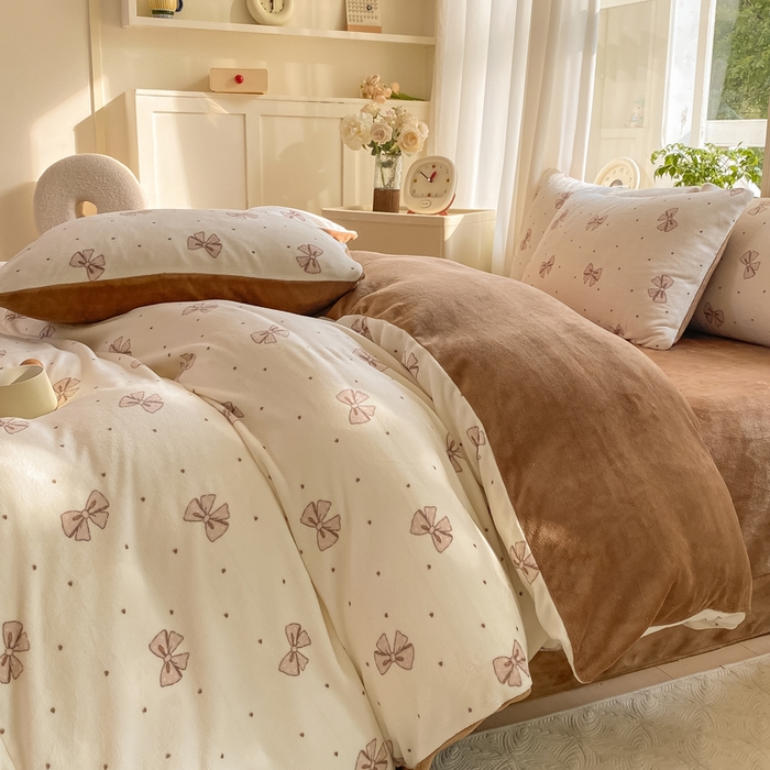 91家纺网 家纺一手货源 找家纺 豫见家纺 2025新款牛奶绒印花四件套 时尚蝴蝶结