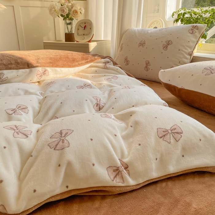 91家纺网 家纺一手货源 找家纺 豫见家纺 2025新款牛奶绒印花四件套 时尚蝴蝶结