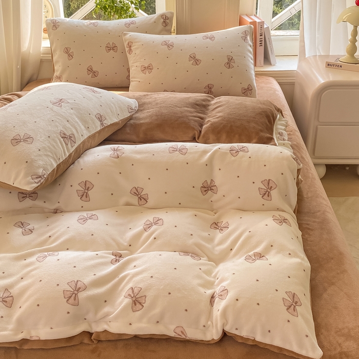 91家纺网 家纺一手货源 找家纺 豫见家纺 2025新款牛奶绒印花四件套 时尚蝴蝶结