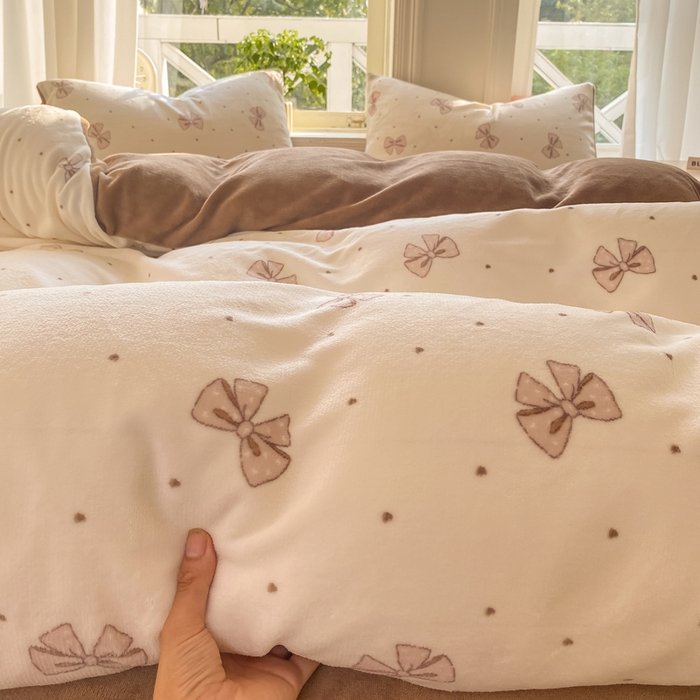 91家纺网 家纺一手货源 找家纺 豫见家纺 2025新款牛奶绒印花四件套 时尚蝴蝶结