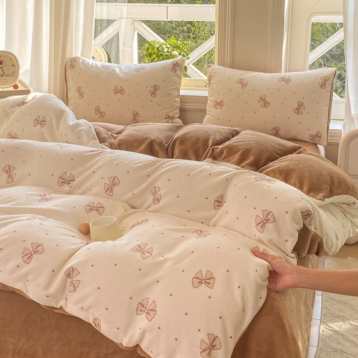 91家纺网 家纺一手货源 找家纺 豫见家纺 2025新款牛奶绒印花四件套 时尚蝴蝶结