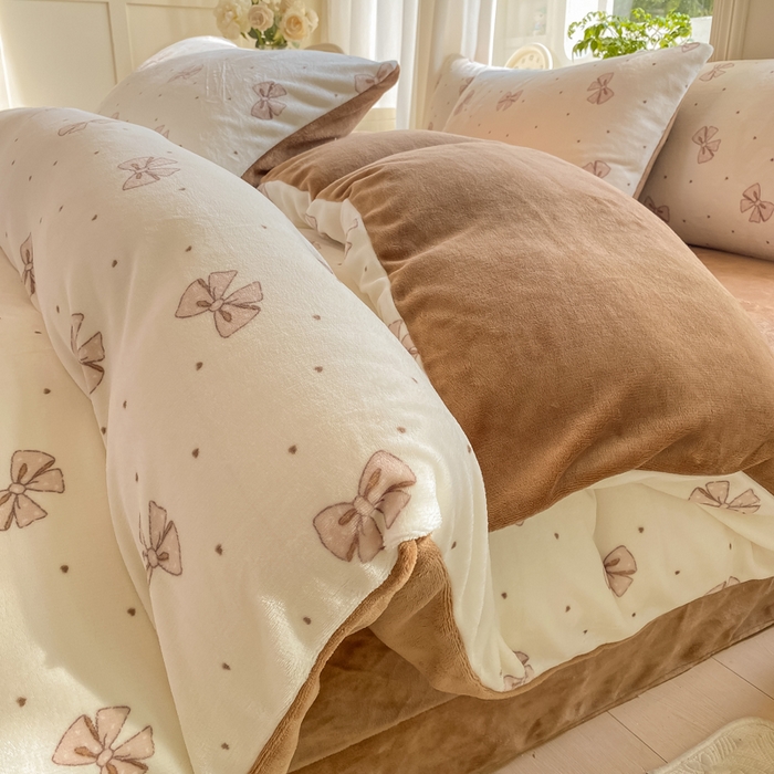 91家纺网 家纺一手货源 找家纺 豫见家纺 2025新款牛奶绒印花四件套 时尚蝴蝶结