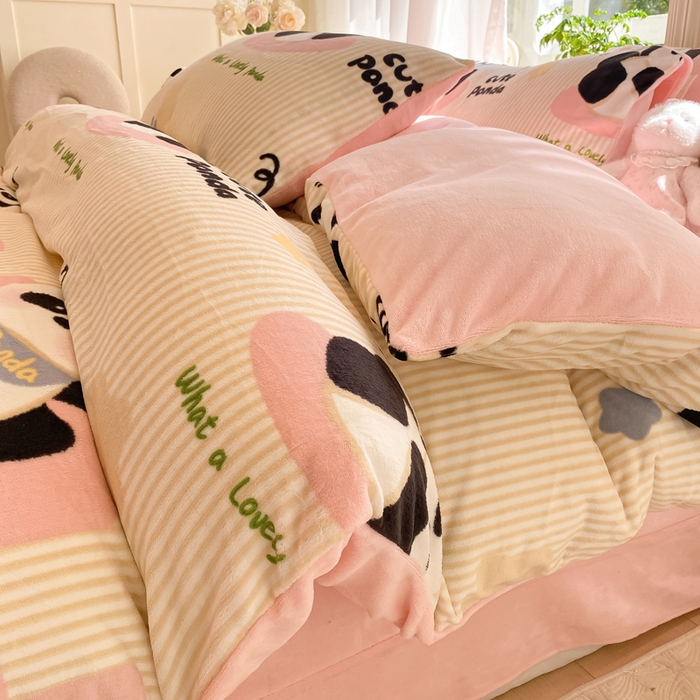 91家纺网 家纺一手货源 找家纺 豫见家纺 2025新款牛奶绒印花四件套 熊猫乐园-粉