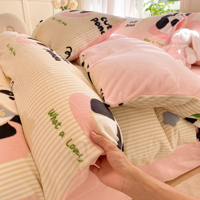 91家纺网 家纺一手货源 找家纺 豫见家纺 2025新款牛奶绒印花四件套 熊猫乐园-粉