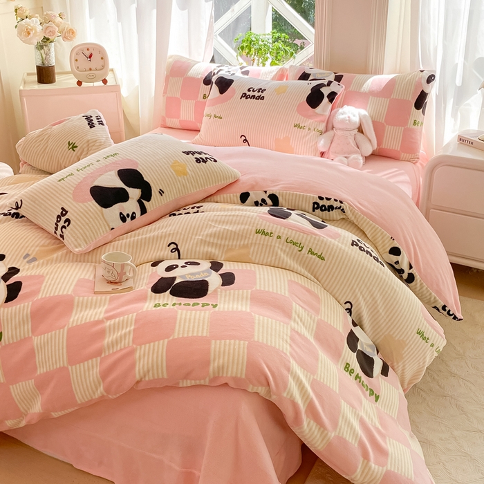 91家纺网 家纺一手货源 找家纺 豫见家纺 2025新款牛奶绒印花四件套 熊猫乐园-粉