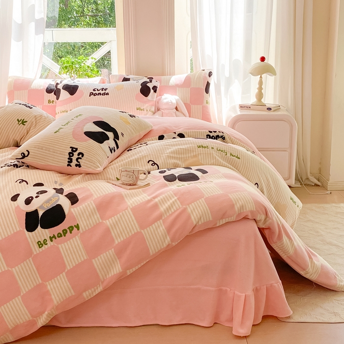 91家纺网 家纺一手货源 找家纺 豫见家纺 2025新款牛奶绒印花四件套 熊猫乐园-粉