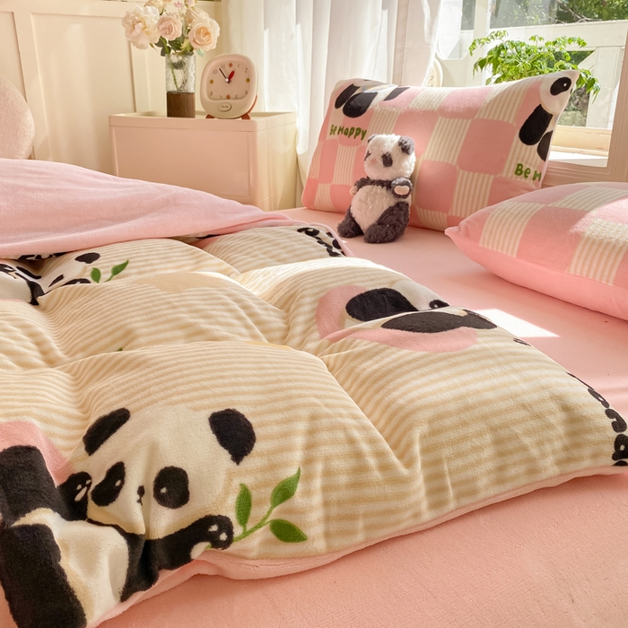 91家纺网 家纺一手货源 找家纺 豫见家纺 2025新款牛奶绒印花四件套 熊猫乐园-粉