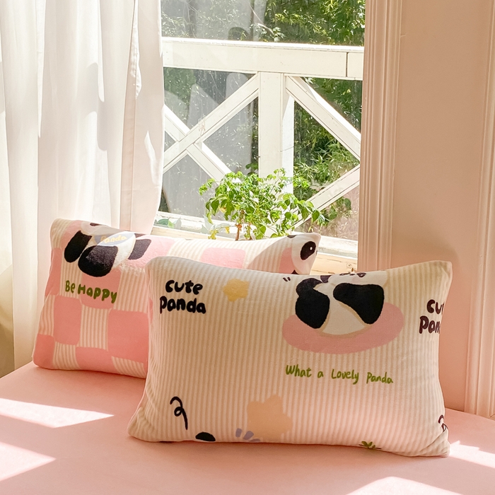 91家纺网 家纺一手货源 找家纺 豫见家纺 2025新款牛奶绒印花四件套 熊猫乐园-粉