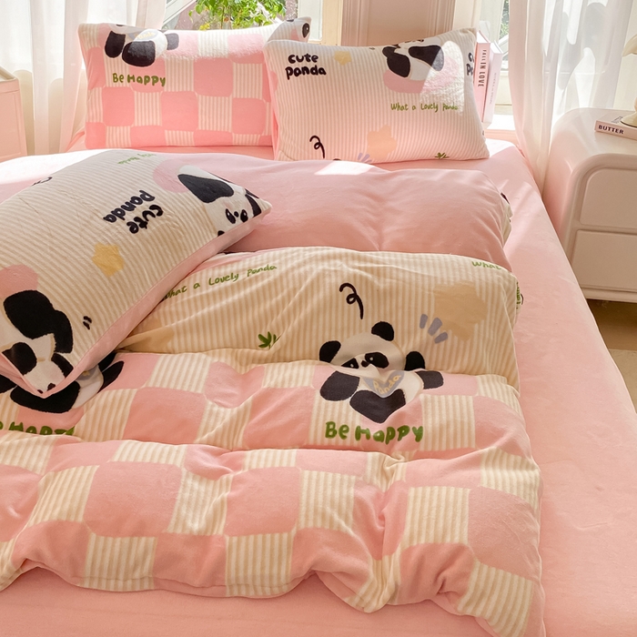 91家纺网 家纺一手货源 找家纺 豫见家纺 2025新款牛奶绒印花四件套 熊猫乐园-粉